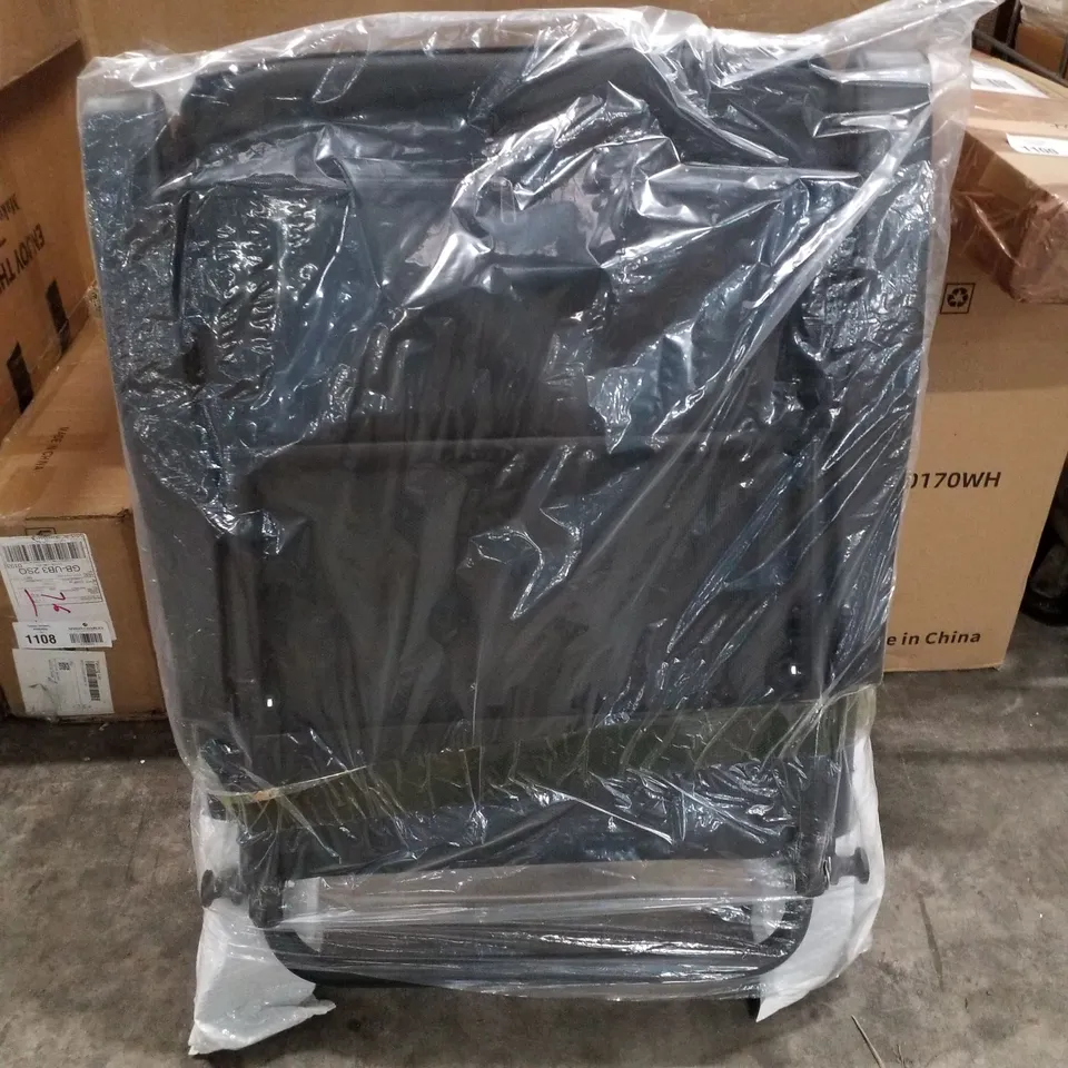 BOXED BLACK AND GREEN OUTDOOR LOUNGER/CHAIR
