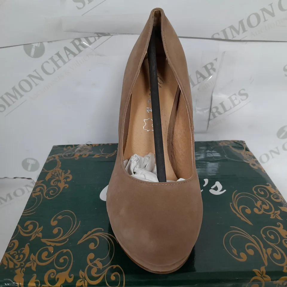 BOXED PAIR OF CLARAS CLOSED TOE THIN BLOCK HEELS IN CAMEL - SIZE 35