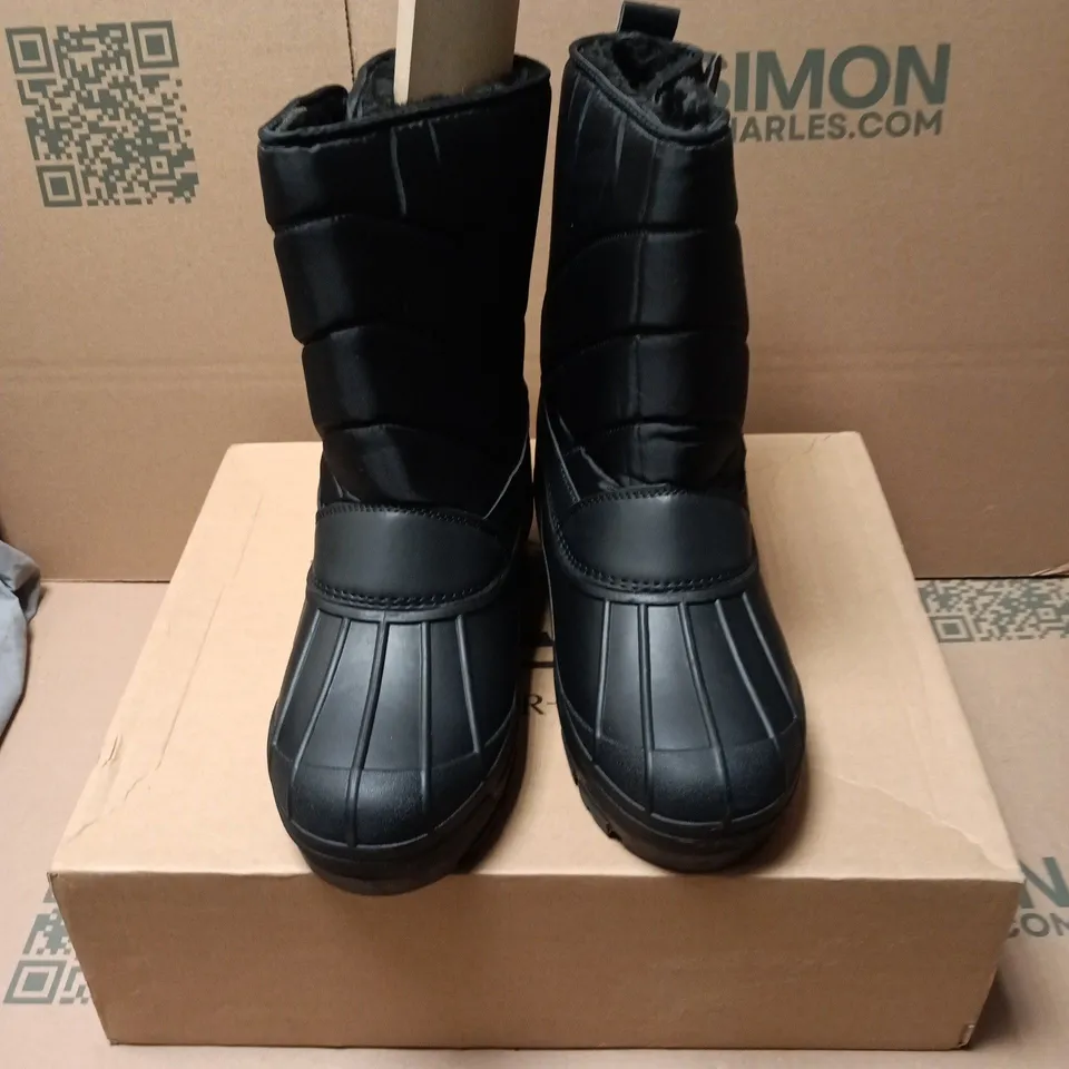 BOXED PAIR OF POLAR MENS MUCK NYLON BOOTS IN BLACK - UK 10