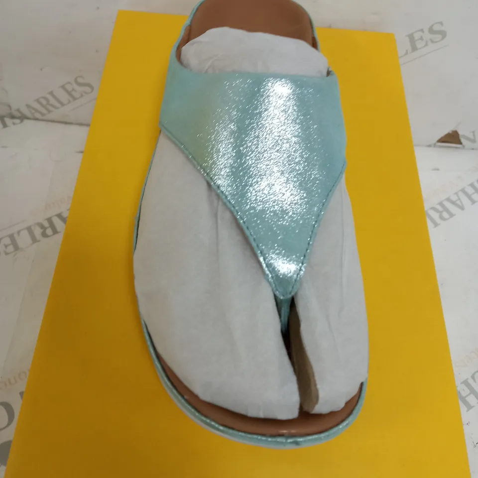 BOXED STRIVE MAUL II IN TURQUOISE SNAKE SIZE 6 