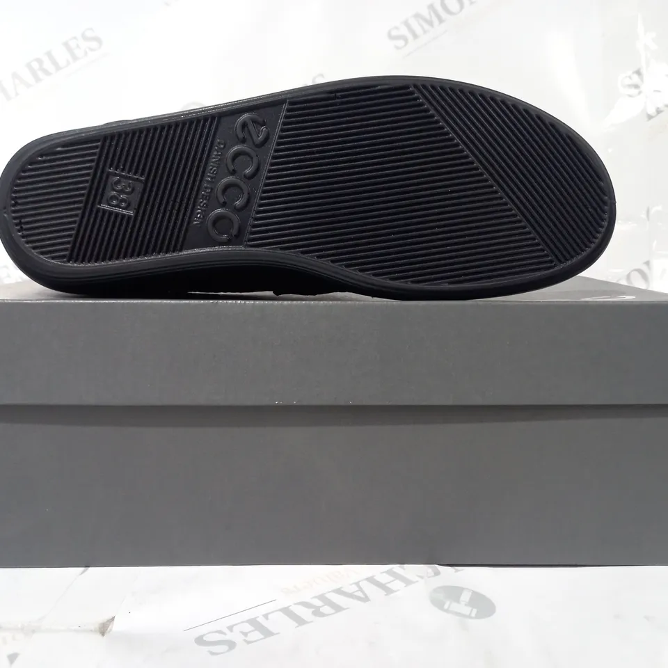 BOXED PAIR OF ECCO SHOES IN NAVY EU SIZE 38