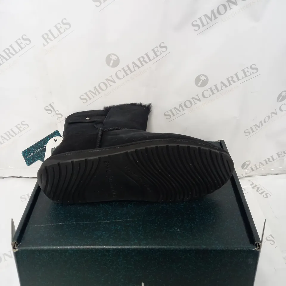 BOXED PAIR OF EMU AUSTRALIA SUMMERLANDS BOOTS BLACK SIZE 6 