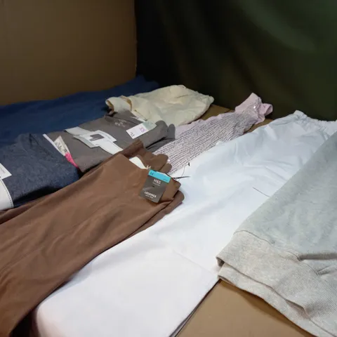 LOT OF APPROX 25 ASSORTED CLOTHING ITEMS VARYING IN SIZE/COLOUR/STYLE TO INCLUDE: TROUSERS, TOPS, DRESSES