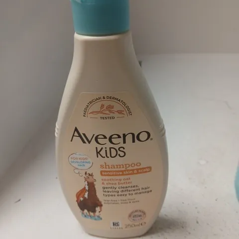 APPROXIMATELY 18 ASSORTED COSMETIC ITEMS INCLUDING AVEENO KIDS SHAMPOO , HAIRBURST SHAMPOO AND COLGATE MAX WHITE