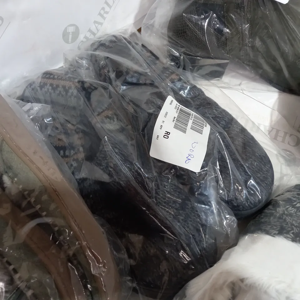 BOX OF APPROX 8 ASSORTED PACKAGED PAIRS OF FOOTWEAR VARYING IN SIZE/COLOUR/STYLE