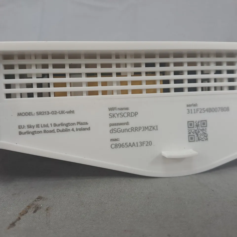 SKY SR213-02 UK WHITE WIRELESS ROUTER
