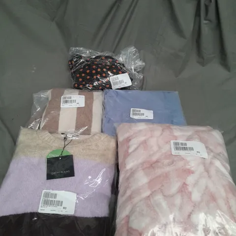 BOX OF APPROX 15 ASSORTED CLOTHING ITEMS TO INCLUDE - JUMPER , SHACKET , JUMPSUIT ETC