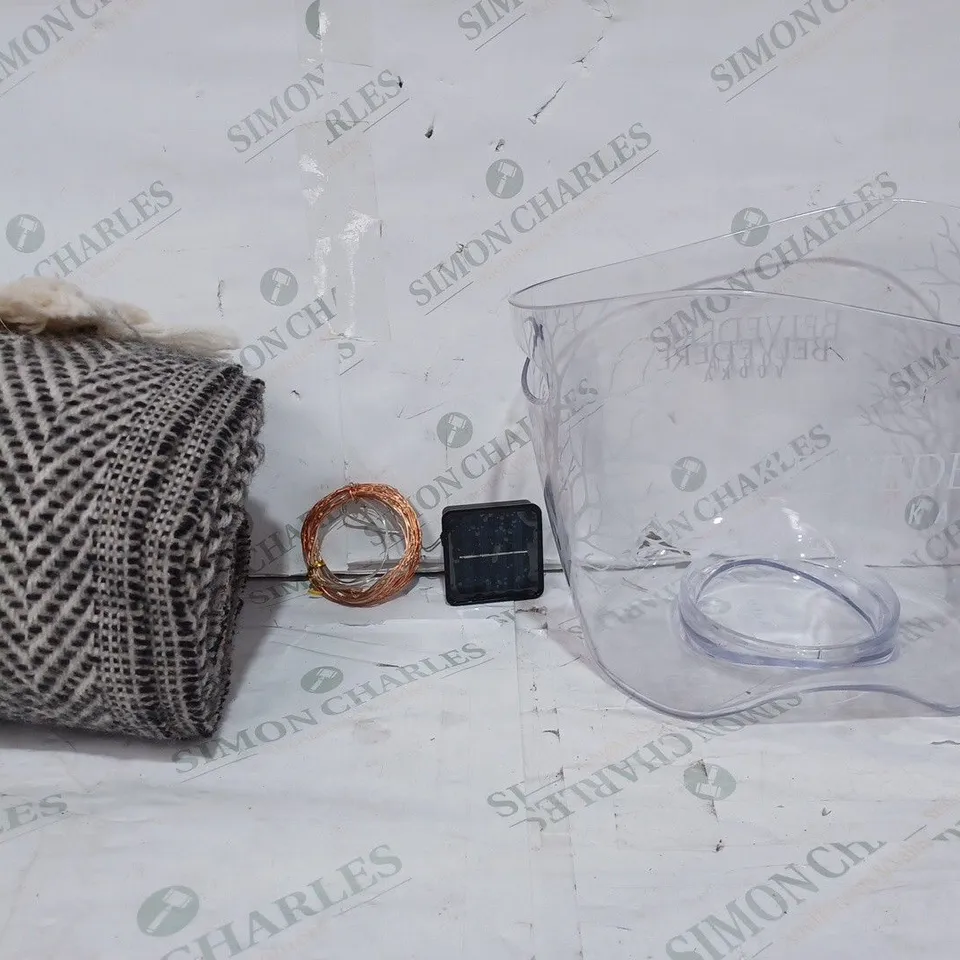 BOX OF APPROX 5 ASSORTED ITEMS TO INCLUDE - BELVEDERE VODKA BUCKET - SOLAR FAIRY LIGHTS - UNBRANDED GREY & WHITE PATTERN RUG ECT