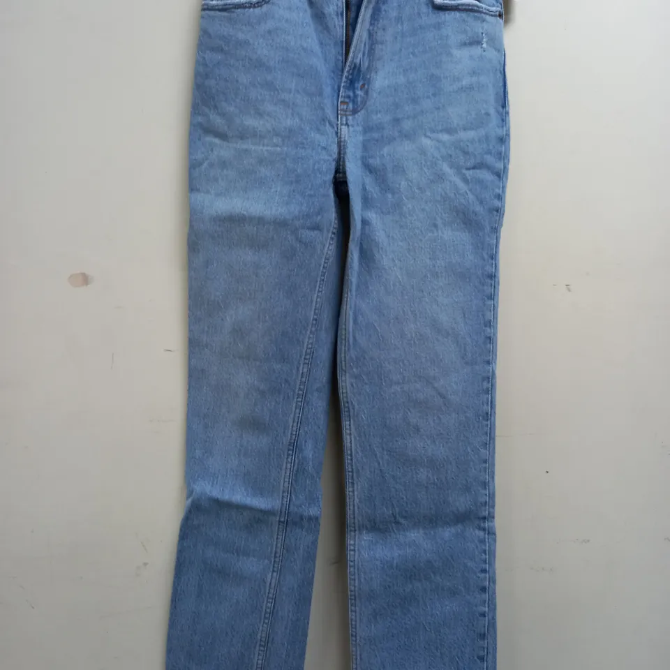 AMBERCROMBIE & FITCH ULTRA HIGH RISE THE 90S STRAIGHT JEANS IN WASHED BLUE - 25 OR