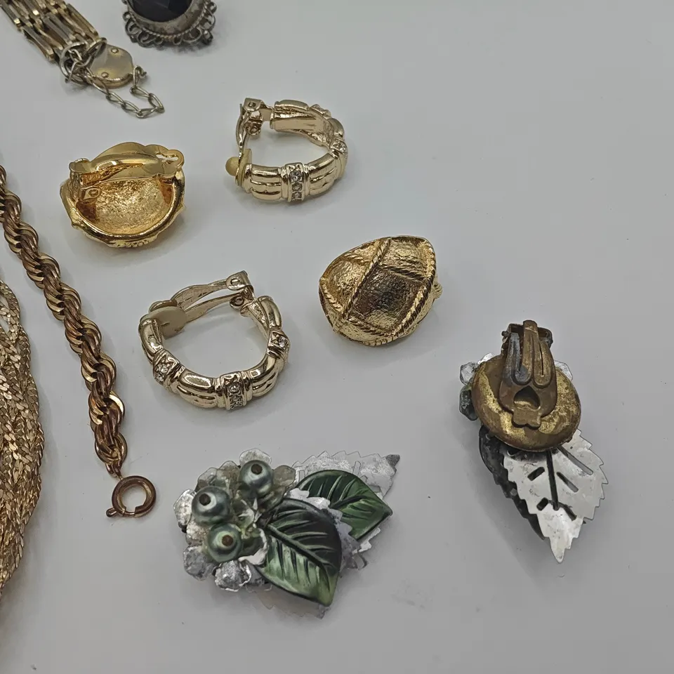 LOT OF 10 ASSORTED JEWELLERY ITEMS TO INCLUDE BROACHES,NECKLACE AND BRACELET 
