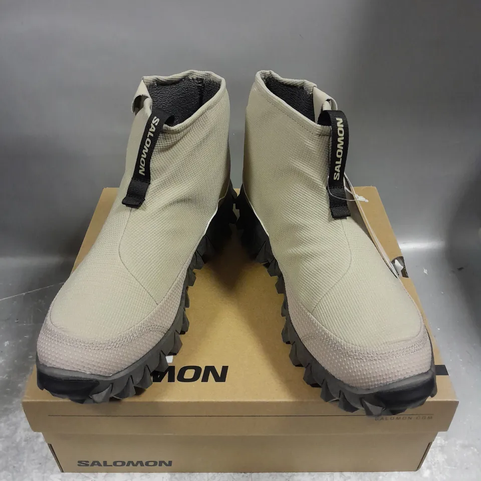 BOXED PAIR OF SALOMON SNOW CLOG MID SHOES IN FEATHER GREY/BLACK SIZE UK 9.5