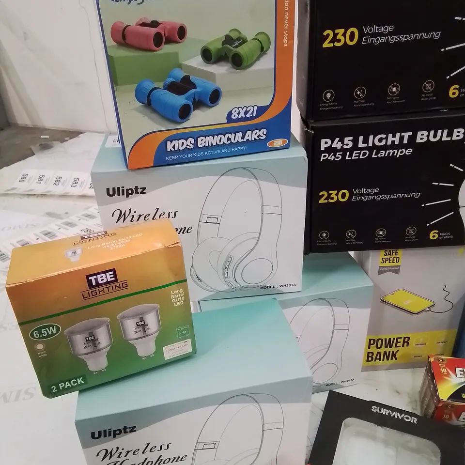 BOX CONTAINING LARGE AMOUNT OF BOXED ELECTRICAL ITEMS TO INCLUDE: PACKS OF AAA BATTERIES, HEADPHONES, SOUNDMASTER TURNTABLE WITH FM RADIO, HIMALAYAN SALT LAMP, SPOTLIGHTS, POWER BANK ETC.