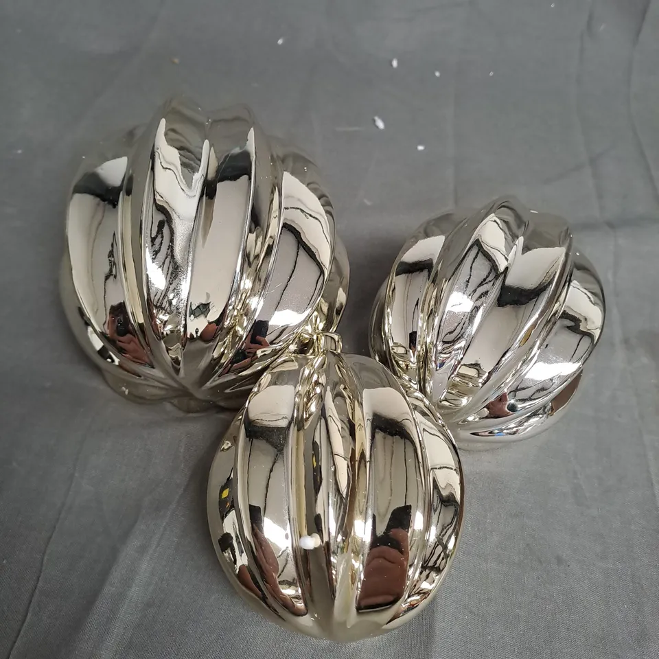 BOXED KELLY HOPPEN SET OF 3 TABLETOP DECORATIONS 