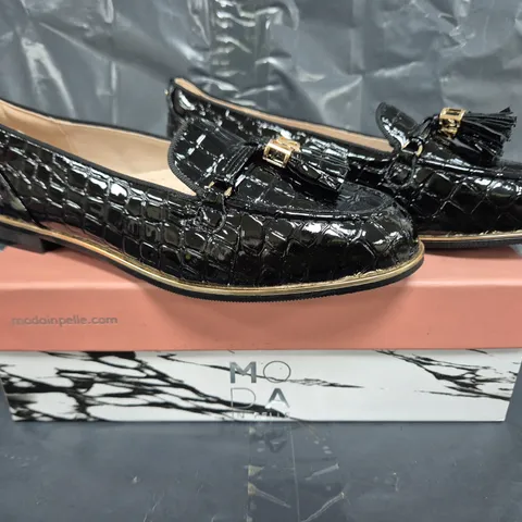 BOXED PAIR OF MODA IN PELLE PATENT MOCC SHOES IN BLACK - 7