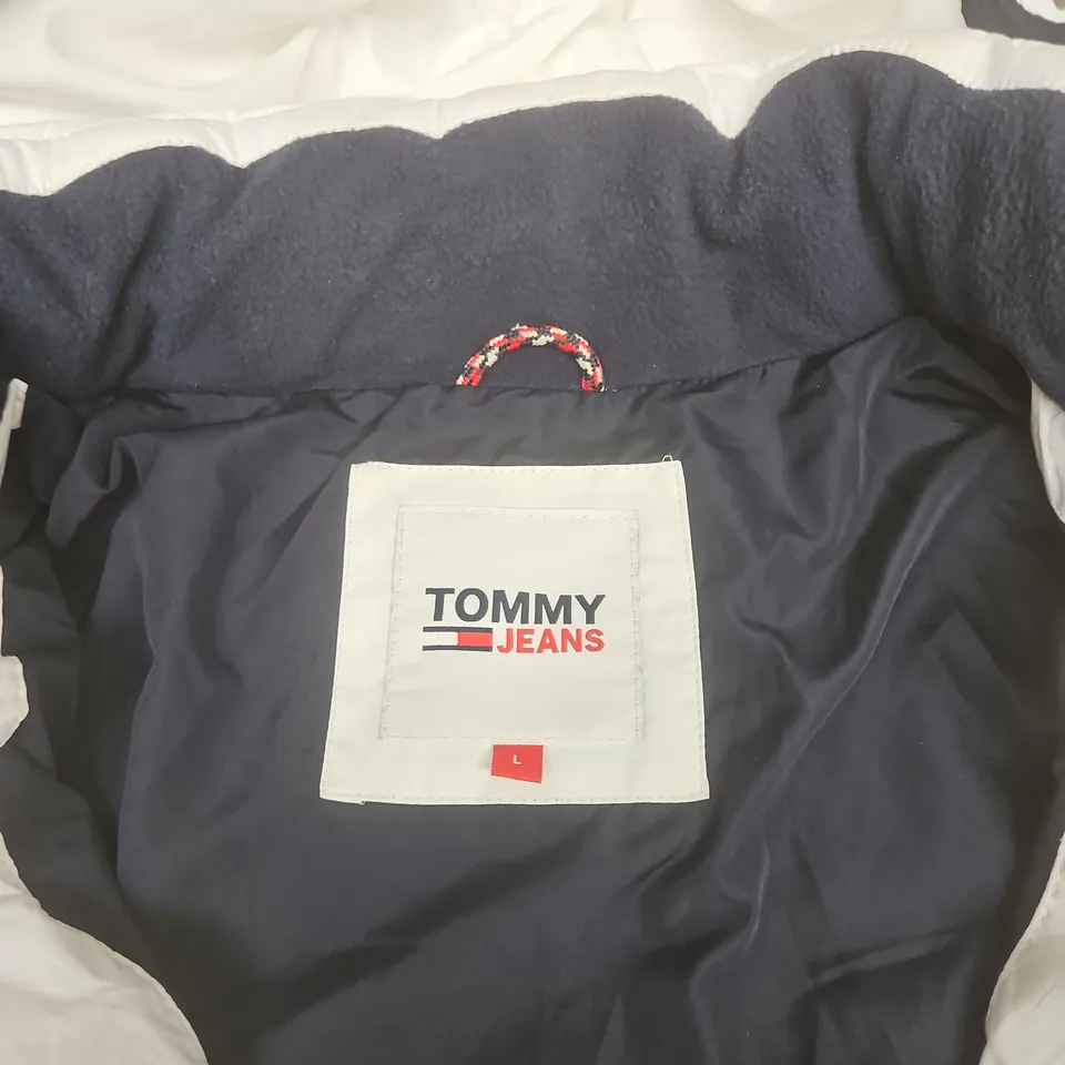 TOMMY JEANS PUFFER JACKET – WHITE – UK SIZE L – MEN'S