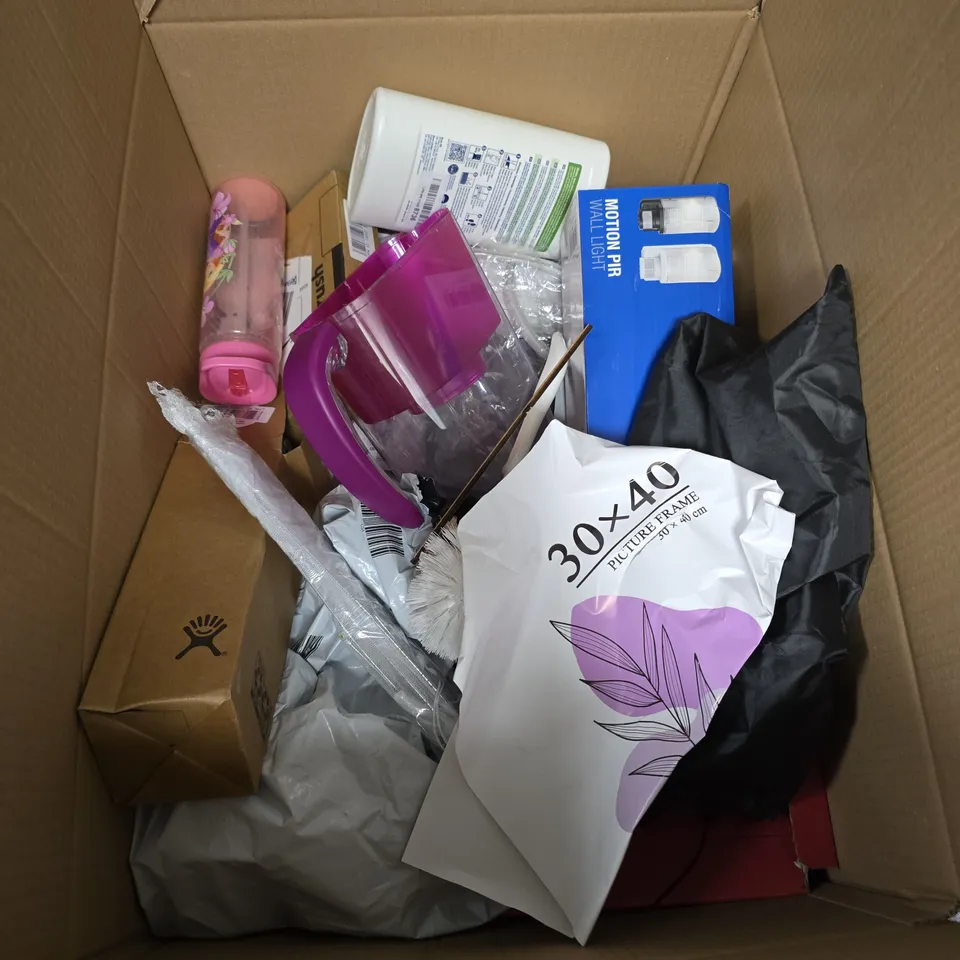 BOX OF APPROXIMATELY 10 ASSORTED HOUSEHOLD GOODS TO INCLUDE WATER BOTTLES , ALARM CLOCKS , WALL CLOCK , ETC 