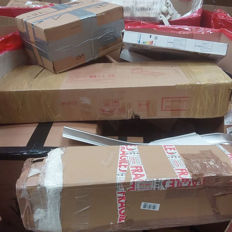 PALLET CONTAINING A LARGE QUANTITY OF ASSORTED ITEMS INCLUDING: MARSHALLTOWN PROSKIM 18" DRYWALL TOOL, METAL BED FRAME, LIGHT ECT