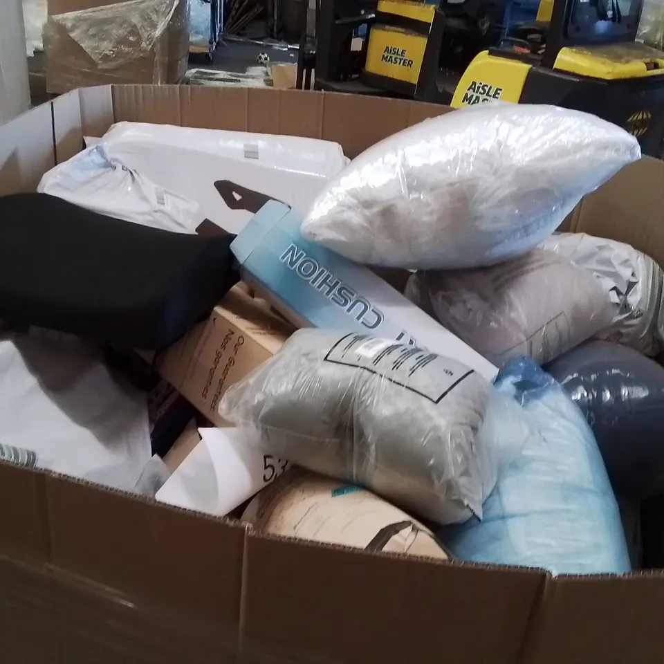 PALLET CONTAINING A LARGE QUANTITY OF PILLOWS