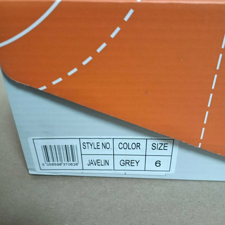 BOXED PIR OF URBAN JACKS JAVELIN GREY SNEAKERS – UK 6