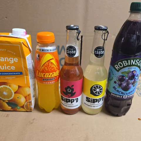 APPROXIMATELY 5 ASSORTED FOOD & DRINK ITEMS TO INCLUDE LUCOZADE , ORANGE JUICE AND ROBINSONS