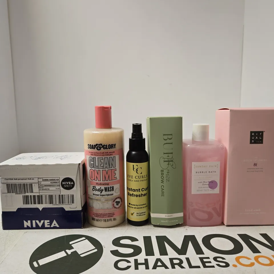 TOTE OF APPROXIMATELY 10 ASSORTED BEAUTY ITEMS INCLUDING NIVEA COOL KICK ANTI-PERSPIRANT ROLL-ON, SOAP & GLORY BODY WASH AND EVE CURLS INSTANT CURL REFRESHER