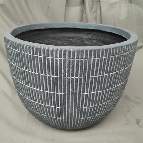 BOXED UNBRANDED PLANTER IN BLACK WASH