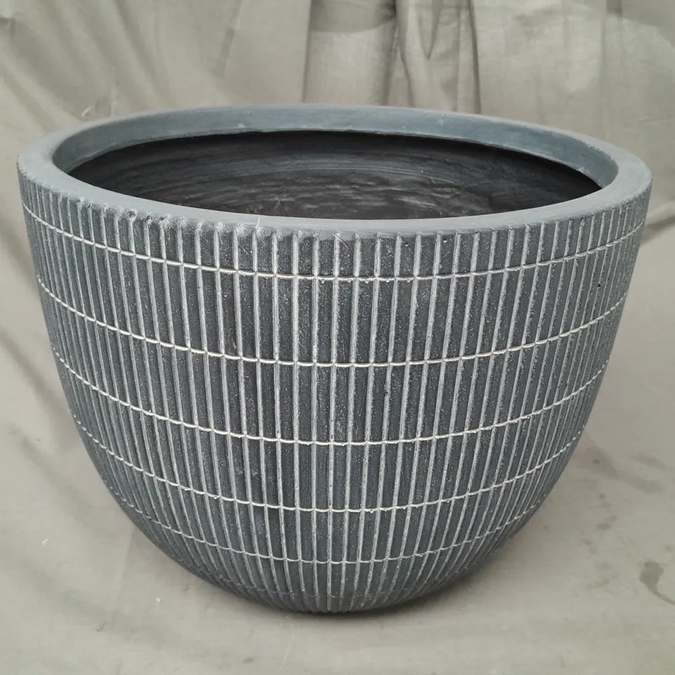 BOXED UNBRANDED PLANTER IN BLACK WASH
