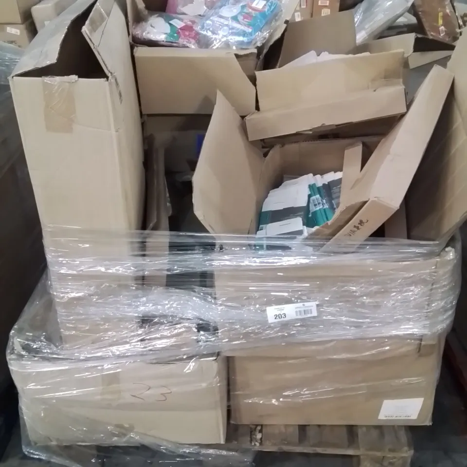PALLET CONTAINING ASSORTED ITEMS TO INCLUDE: FOAM CLAY, MOSQUITO NETS, BEACH BALLS, DESK LAMPS ECT.