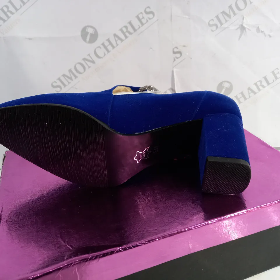 BOXED PAIR OF BLUE HEELS SIZE 39