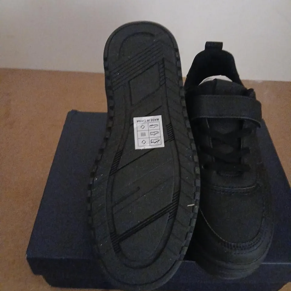 GAP BOSTON VELCRO TRAINERS - BLACK, UK 3 (EU 35)