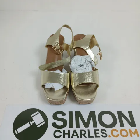 BOXED PAIR OF GOLD METALLIC WEDGE SANDALS WITH CORK PLATFORM – UK SIZE 7 