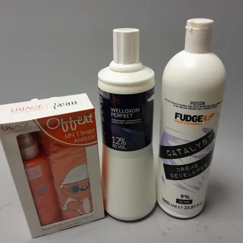 APPROXIMATELY 20 ASSORTED COSMETICS ITEMS TO INCLUDE POISON FUDGE PROFESSIONAL CATALYST 9% (1000ML), WELLA WEELOXON PERFECT (1000ML), URIAGE BARIESUN ENFANTS SPF 50+ SPRAY 200ML + ANTI-UV T-SHIRT 3/5