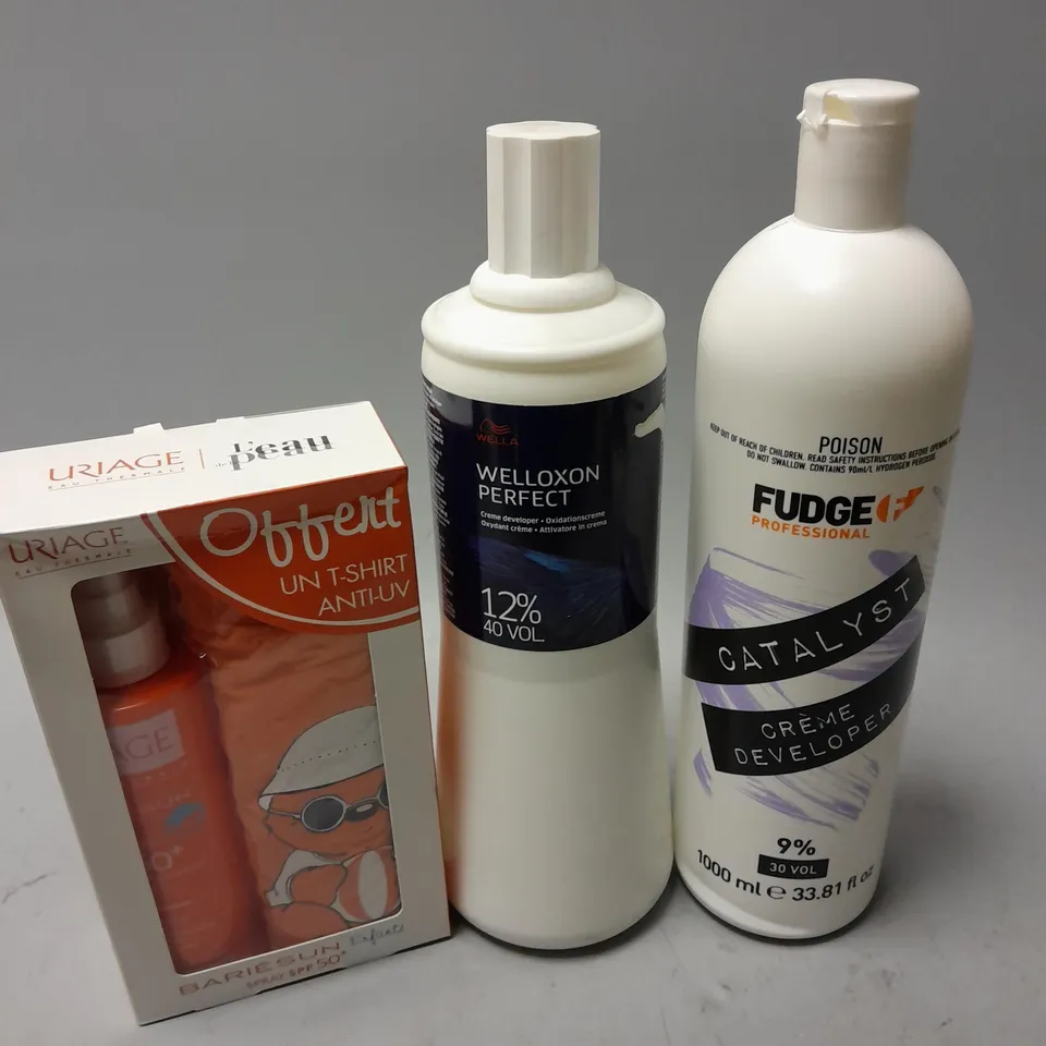 APPROXIMATELY 20 ASSORTED COSMETICS ITEMS TO INCLUDE POISON FUDGE PROFESSIONAL CATALYST 9% (1000ML), WELLA WEELOXON PERFECT (1000ML), URIAGE BARIESUN ENFANTS SPF 50+ SPRAY 200ML + ANTI-UV T-SHIRT 3/5 