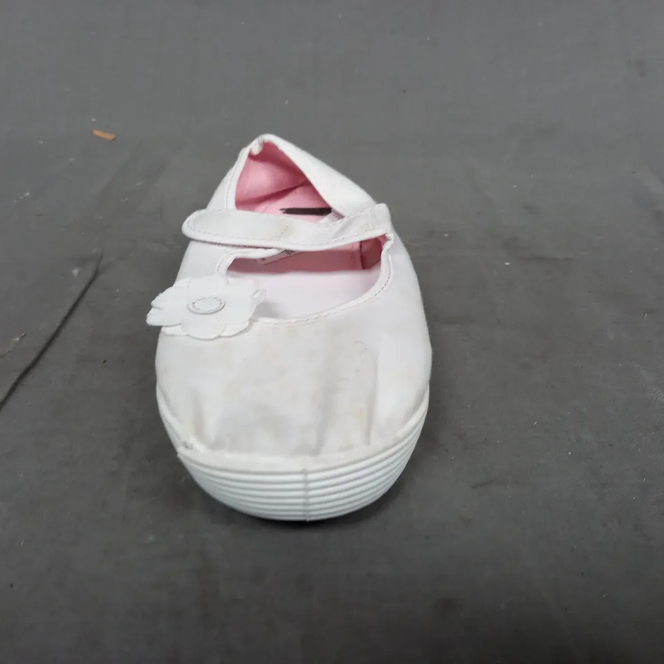 A BOX OF APPROXIMATELY 20 PAIRS OF WHITE SHOES. VARIOUS SIZES