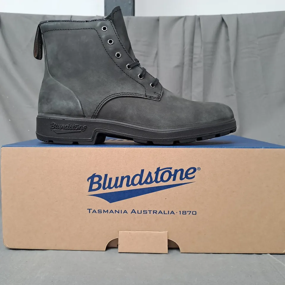 BOXED PAIR OF BLUNDSTONE LACE-UP LEATHER BOOTS IN RUSTIC BLACK UK SIZE 6