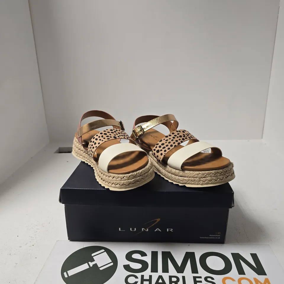 BOXED PAIR OF LUNAR WHITE SANDALS SIZE EU 39