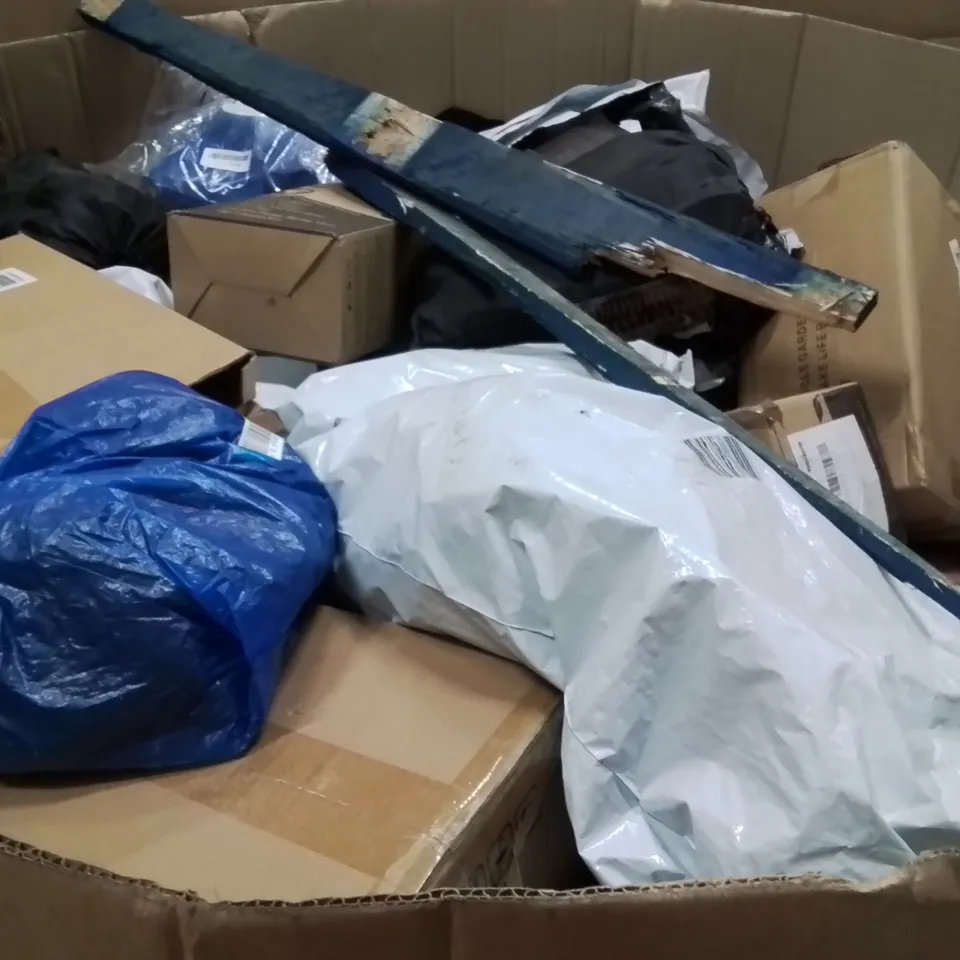 PALLET CONTAINING A LARGE QUANTITY OF HOSES