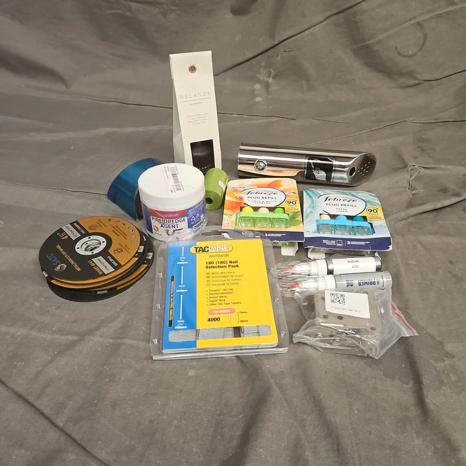 APPROXIMATELY 15 ASSORTED HOUSEHOLD ITEMS TO INCLUDE - CIGARETTE BIN, FEBREZE PLUG REFILL, TACWISE NAIL SELECTION PACK, ETC 