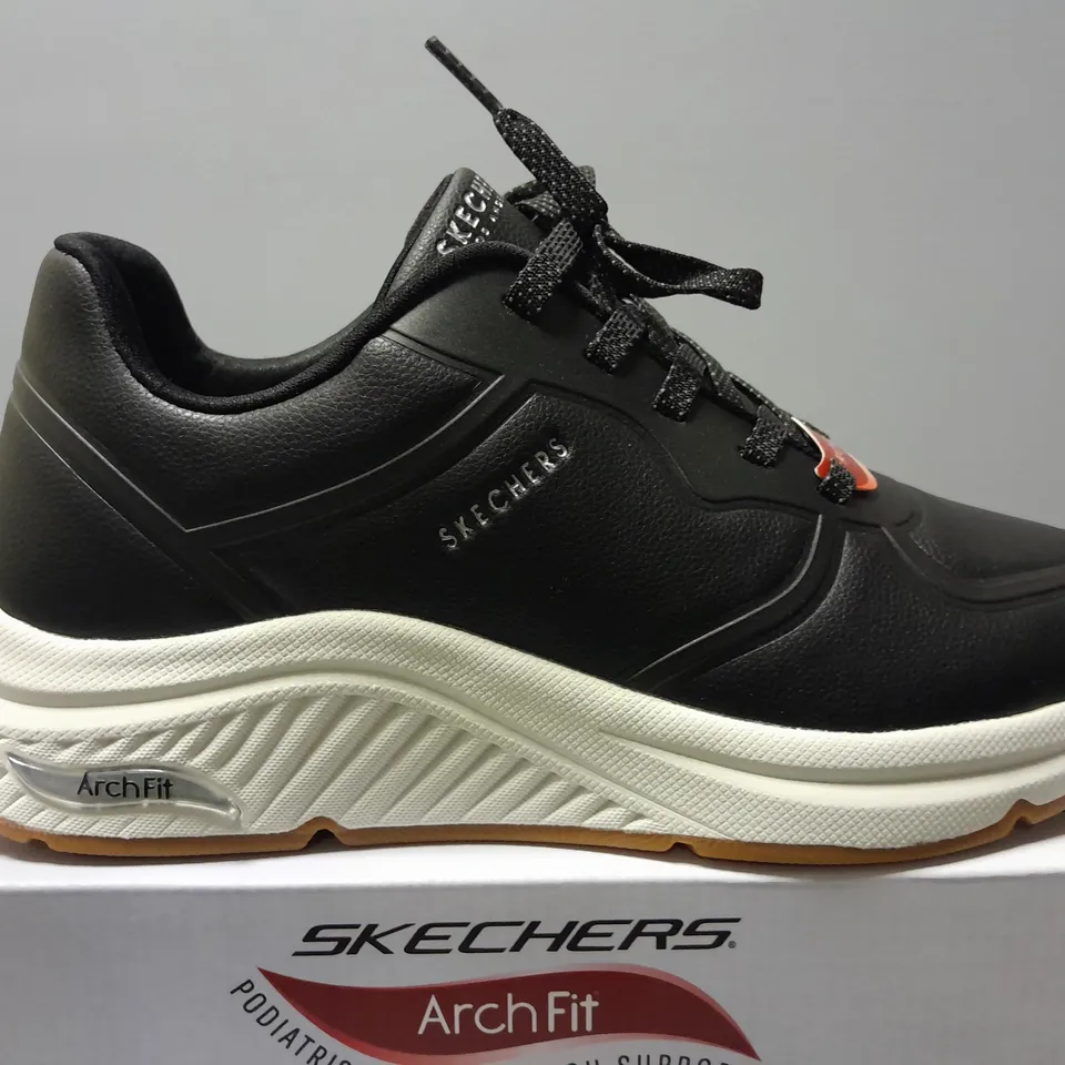 BOXED SKECHERS MILES TRAINERS IN BLACK/WHITE - UK 6