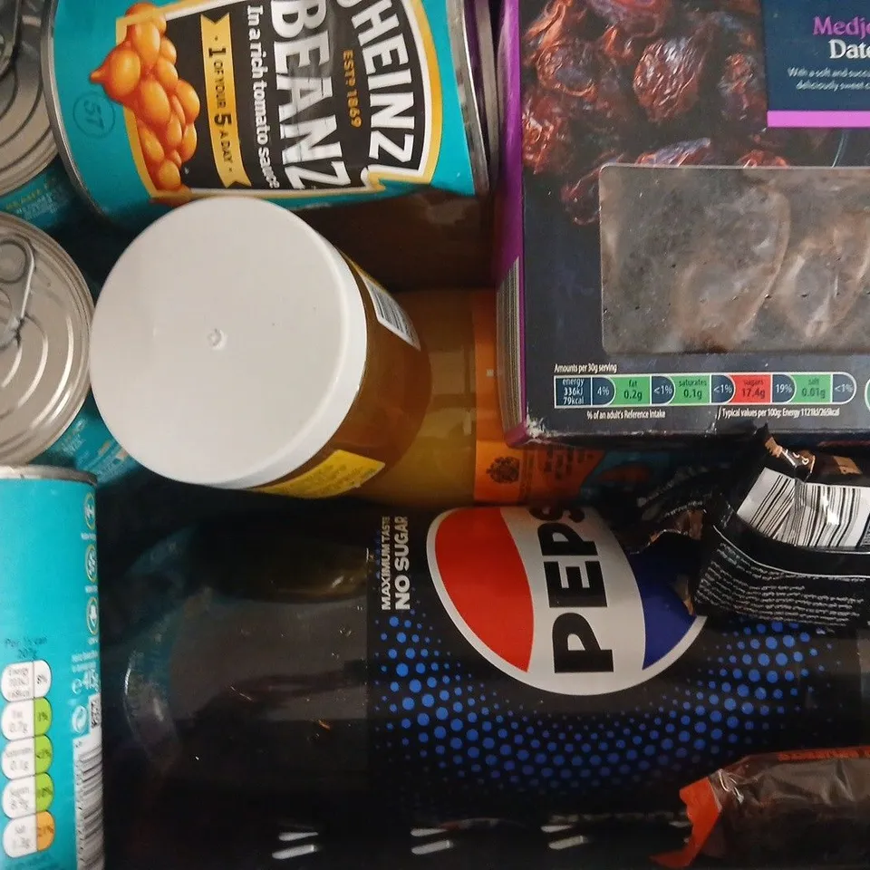 APPROXIMATELY 10 ASSORTED FOOD AND DRINK ITEMS TO INCLUDE CANDY KITTENS, SIRACHA SAUCE, ETC