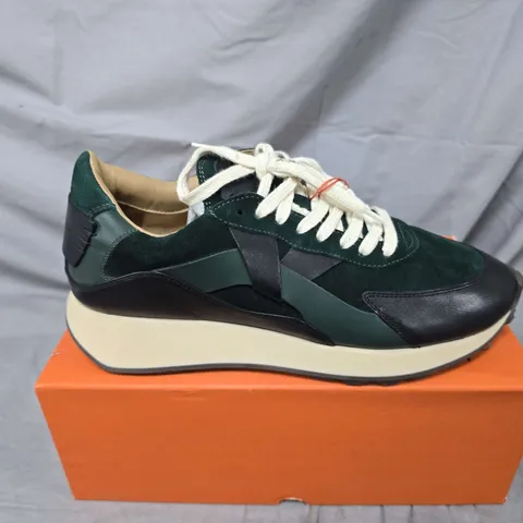 BOXED PAIR OF BLACK TULIP ARBI SLEEK TRAINERS IN FOREST GREEN - UK 7