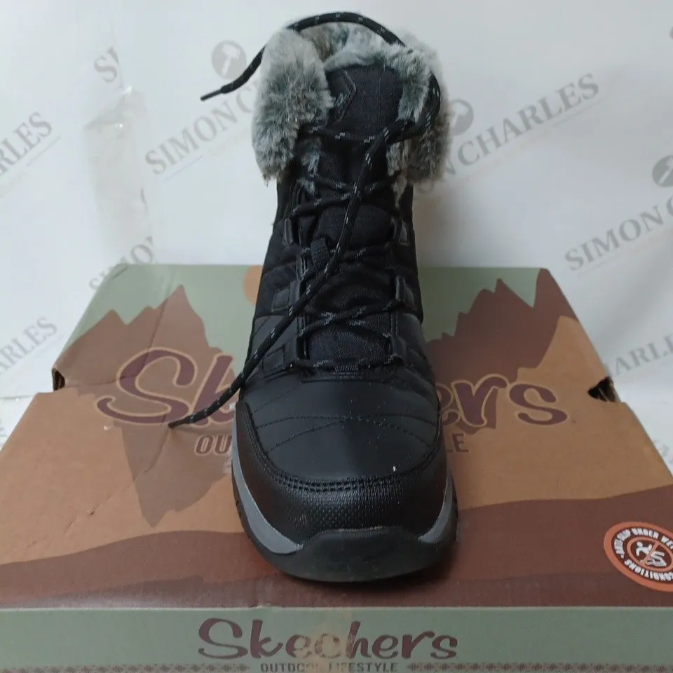 BOXED PAIR OF SKECHERS TREGO BOOTS IN BLACK UK SIZE 5