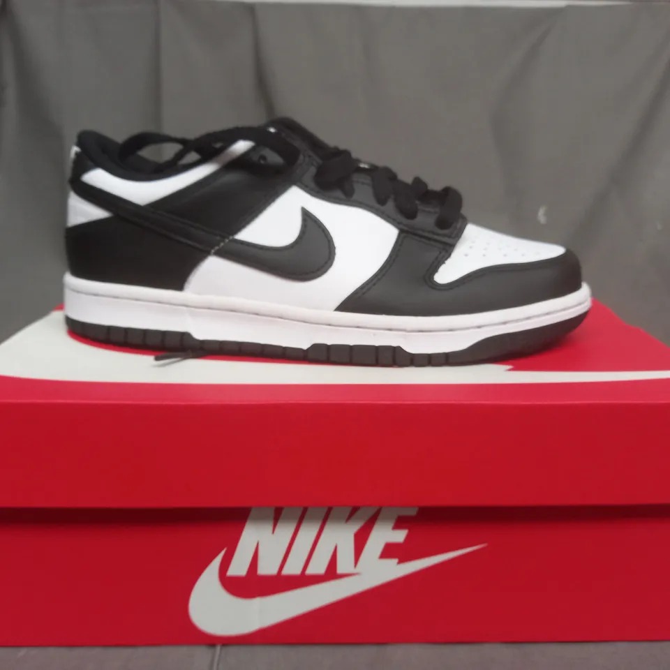 BOXED PAIR OF NIKE TRAINERS IN WHITE AND BLACK UK SIZE 5