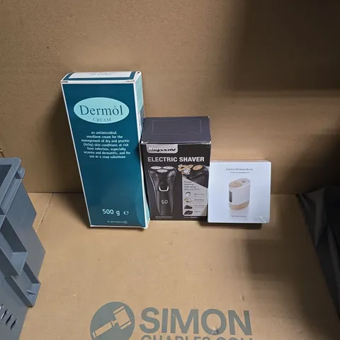 APPROXIMATELY 15 ASSORTED HEALTH & BEAUTY PRODUCTS TO INCLUDE ELECTRIC OIL SCALP BRUSH, ELECTRIC SHAVER, DERMOL CREAM ETC - COLLECTION ONLY