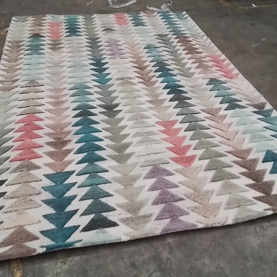 QUALITY DESIGNER AREA RUG - APPROXIMATELY 300X200CM