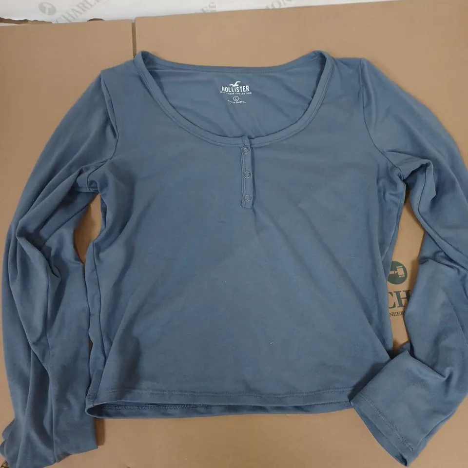 HOLLISTER WOMENS MUST HAVE OLLECTION TOP IN BLUE - LARGE