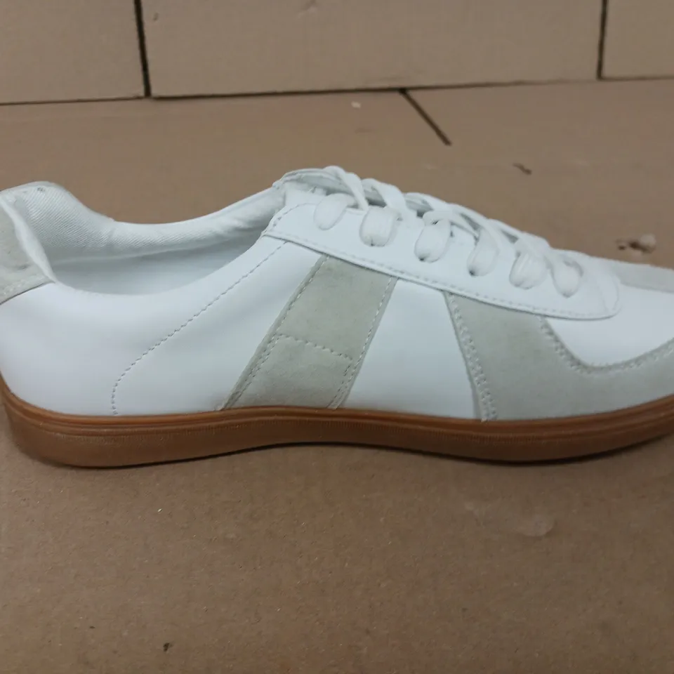 TRUFFLE COLLECTION MINIMAL TENNIS TRAINERS IN WHITE DRENCH - UK 6