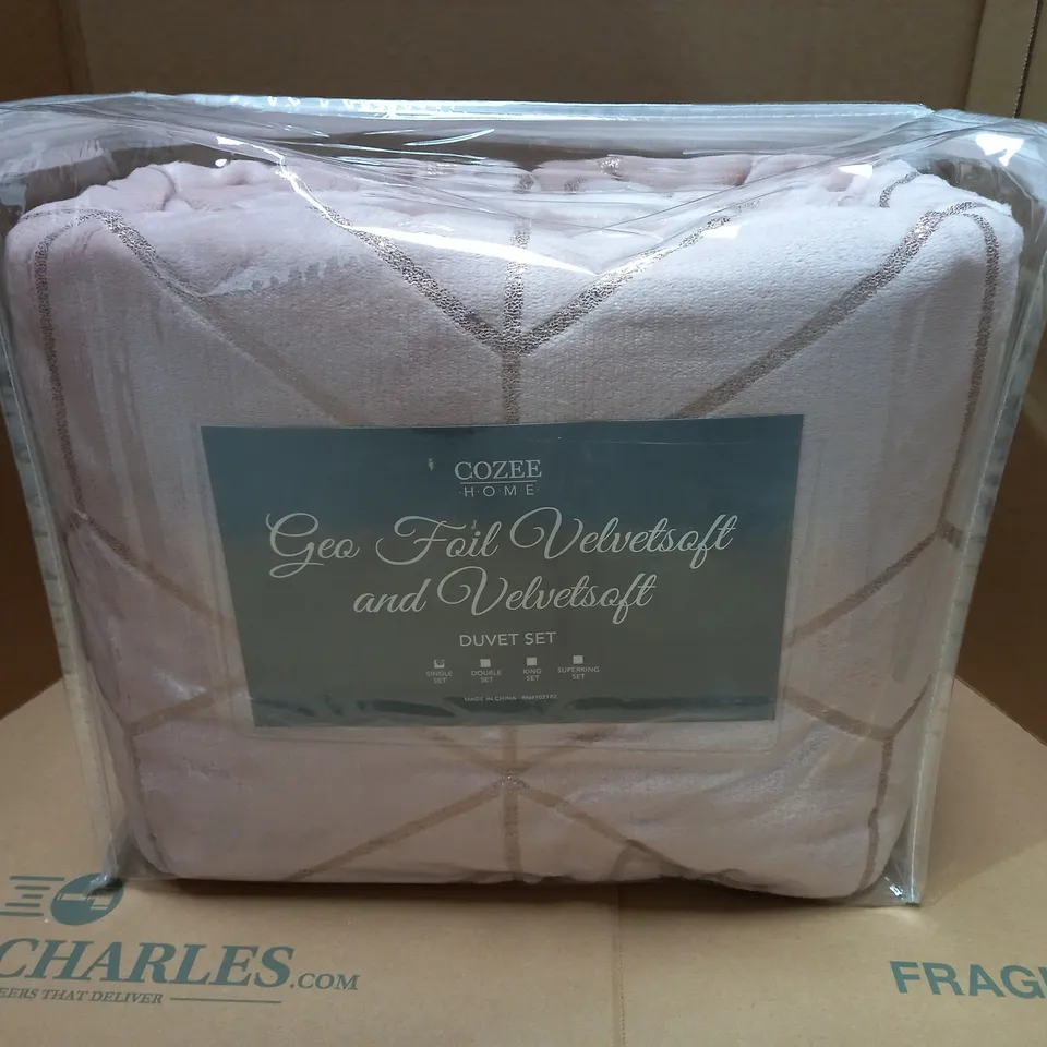 BRAND NEW COZEE HOME GEO FOIL VELVET SOFT DUVET SET IN PINK - SINGLE