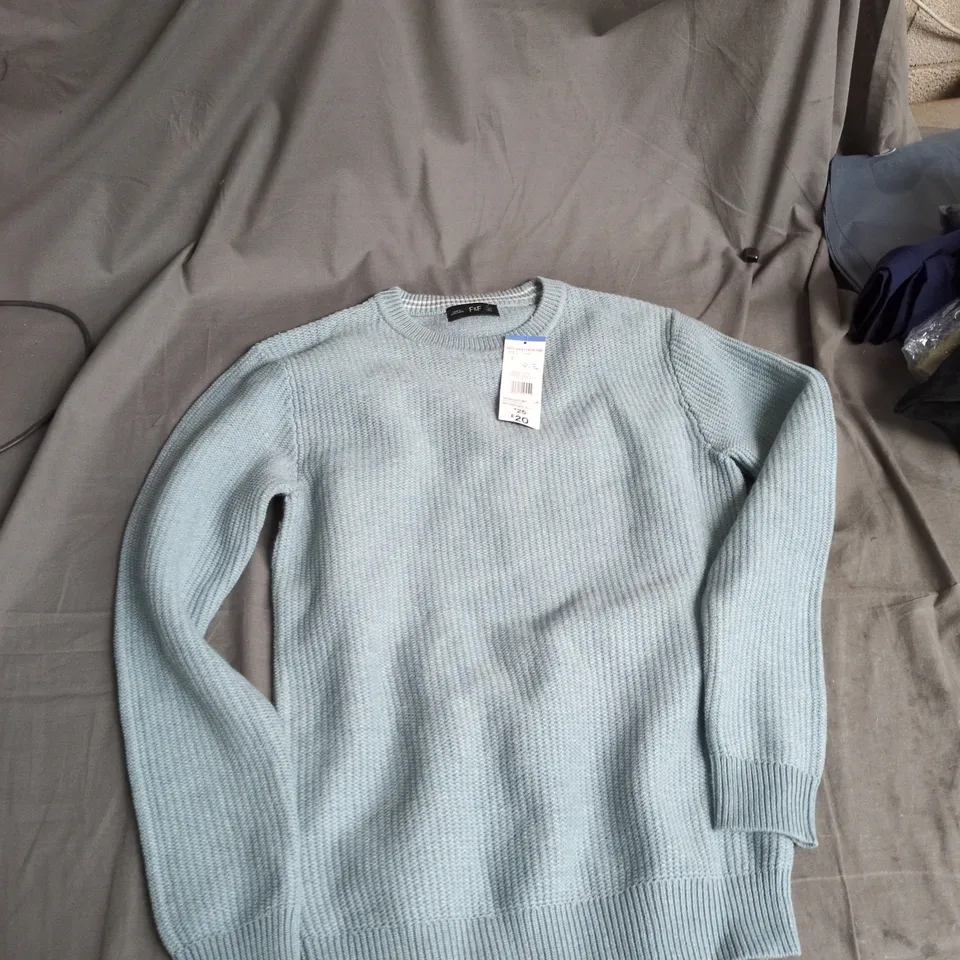 BOX OF APPROXIMATELY 20 ASSORTED CLOTHING ITEMS TO INCLUDE: MUSY MUSE CARDIGAN AND F AND F JUMPER 