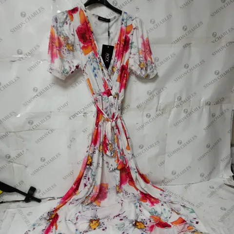 BOX OF APPROXIMATELY 10 ASSORTED WOMEN'S CLOTHING ITEMS INCLUDING JUMPSUITS, DRESSES ETC